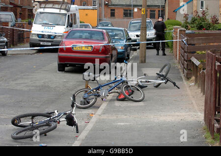 La scène dans Billing Street, Ardwick, Manchester, après que deux garçons de 15 ans et de 13 ans ont été abattus plusieurs fois peu avant minuit la nuit dernière. Banque D'Images