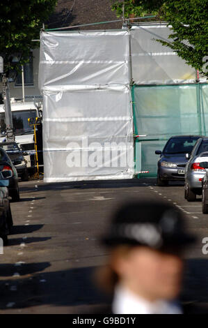 Vue générale de la police sur les lieux du raid terroriste sur la route Lansdown à Forest Gate, à l'est de Londres. Banque D'Images