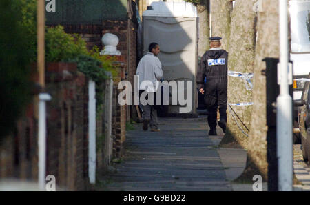 Un local discute avec un policier sur les lieux du raid terroriste sur Lansdown Road à Forest Gate, à l'est de Londres. Banque D'Images