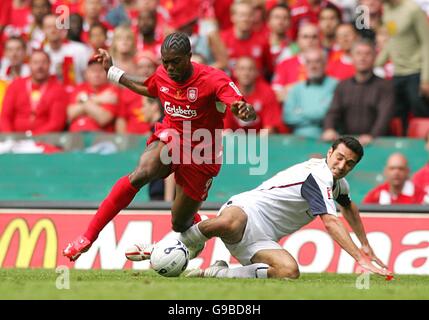 (R-L) le Lionel Scaloni de West Ham United défie le Djibril Cisse de Liverpool Banque D'Images