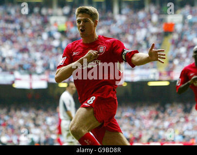 Steven Gerrard, de Liverpool, célèbre son but lors de la finale de la coupe FA contre West Ham au Millennium Stadium de Cardiff. Banque D'Images