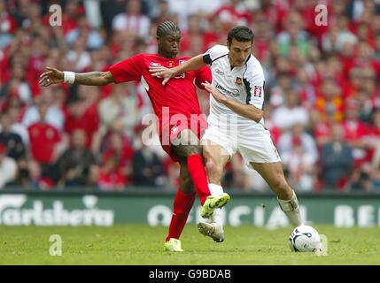 Football - FA Cup - finale - Liverpool v West Ham United - Millennium Stadium.Djibril Cisse de Liverpool et Lionel Scaloni de West Ham United Banque D'Images