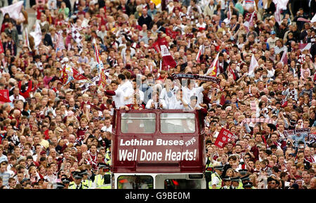 Devant le bus L à R Lord Provost Lesley Hinds, Steven Pressley et Roman Bednar. Les joueurs Hearts célèbrent leur victoire à la coupe d'Écosse de Tennent avec un défilé de victor sur Princes Street à Édimbourg, le dimanche 14 mai 2006 Banque D'Images