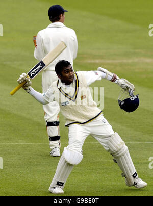 Au Sri Lanka, Mahèle Jayawardene célèbre son siècle contre l'Angleterre lors du quatrième jour du premier match du npower Test au terrain de cricket de Lord, Londres. Banque D'Images