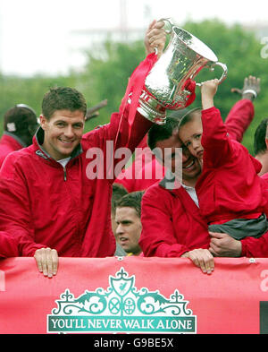 Steven Gerrard de Liverpool détient le trophée avec Jamie Carragher et son fils lors du défilé de victoire de la coupe FA à Liverpool. Banque D'Images