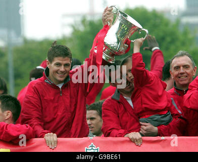 Steven Gerrard (L) de Liverpool détient le trophée avec Jamie Carragher et son fils lors du défilé de victoire de la coupe FA à Liverpool. Banque D'Images