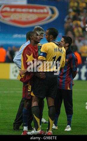 Football - Ligue des champions de l'UEFA - finale - Barcelone / Arsenal - Stade de France.Thierry Henry d'Arsenal est consolé par Samuel ETO'o de Barcelone après le match Banque D'Images