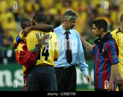 Thierry Henry d'Arsenal est consolé par Samuel ETO'o de Barcelone (l) Comme Arsene Wenger discute avec l'ancien défenseur d'Arsenal Silvio Sylvinho Banque D'Images