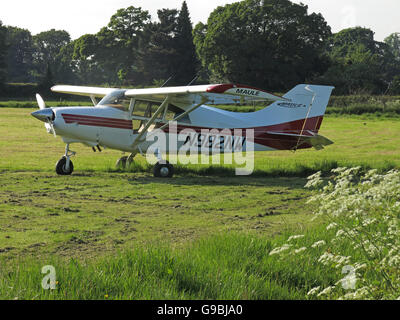 Maule MXT7 N982W, dans un champ Lymm, Cheshire, England, UK Banque D'Images