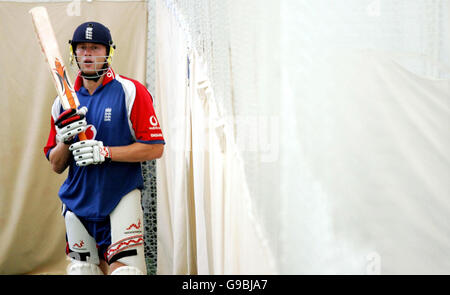 CRICKET Angleterre.Andrew Flintoff, en Angleterre, lors d'une séance de filets à l'intérieur à Edgbaston, Birmingham. Banque D'Images