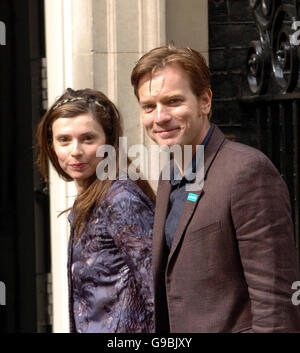 Ewan McGregor et son épouse Eve arrivent pour une réception au n° 10 Downing Street, Londres, où les deux équipes de soccer ont rencontré l'aide Tony Blair. Banque D'Images