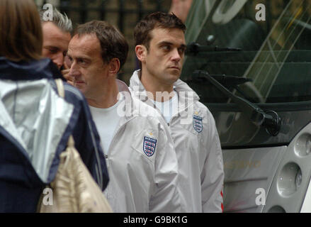 Robbie Williams dirige l'équipe de football de l'Angleterre à l'aide de No 10 Downing Street au centre de Londres aujourd'hui, avec d'autres team mate Angus Deayton à proximité. ASSOCIATION DE PRESSE Photo. Photo date : mercredi 24 mai 2006. L'équipe de l'Angleterre, composé de célébrités et ex-playersand géré par Terry Venables, jouera un reste de l'équipe Monde à Old Trafford, Manchester, ce samedi, pour récolter des fonds pour l'UNICEF. Watch pour PA histoire. ASSOCIATION DE PRESSE PHOTO. Crédit photo doit se lire : Johnny Green/PA Banque D'Images