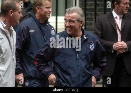 Terry Venables et Paul Gascoigne et d'autres membres de l'équipe de football de l'Angleterre ne laissent pas d'aide de 10 Downing Street au centre de Londres aujourd'hui. ASSOCIATION DE PRESSE Photo. Photo date : mercredi 24 mai 2006. L'équipe de l'Angleterre, composé de célébrités et ex-joueurs et dirigée par Robbie Williams, jouera un reste de l'équipe Monde à Old Trafford, Manchester, ce samedi, pour récolter des fonds pour l'UNICEF. Watch pour PA histoire. ASSOCIATION DE PRESSE PHOTO. Crédit photo doit se lire : Johnny Green/PA Banque D'Images