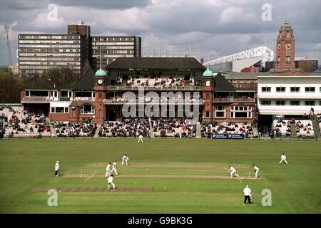 La foule regarde le Lancashire prendre le Nottinghamshire à Old Trafford Banque D'Images