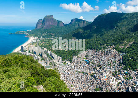 Vue sur l'horizon panoramique au-dessus de la plage de São Conrado Pedra da Gavea avec montagne et la communauté de la favela Rocinha Rio de Janeiro Banque D'Images