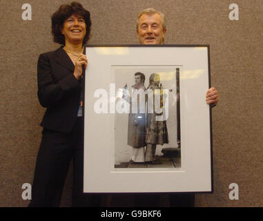 Le photographe Terry O'Neill possède une photo emblématique prise par lui des footballeurs Bobby Moore et Franz Beckenbauer avec la veuve de Moore, Stephanie Moore MBE, à Christie's à South Kensington, dans l'ouest de Londres. APPUYEZ SUR ASSOCIATION photo. Date de la photo: Jeudi 25 mai 2006. La photographie est l'un des nombreux articles que le Bobby Moore Fund for cancer Research UK offre aux fans de sport lors de son événement Sporting Focus, une exposition sportive spécialisée et une vente aux enchères qui aura lieu à Christie's le 31 mai. Voir la VENTE de l'histoire de PA Moore. APPUYEZ SUR ASSOCIATION photo. Le crédit photo devrait se lire: Johnny Green/PA. Banque D'Images