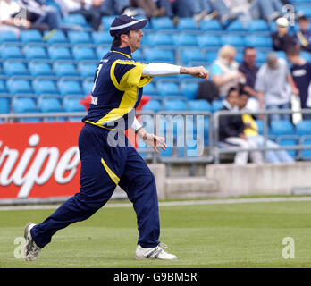 Michael Vaughan du Yorkshire en action lors du match C&G Trophy contre l'Écosse à Headingley, Leeds. Banque D'Images