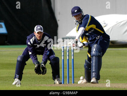 Michael Vaughan du Yorkshire en action lors du match C&G Trophy contre l'Écosse à Headingley, Leeds. Banque D'Images