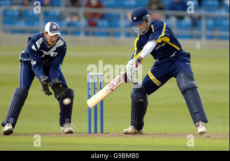 Michael Vaughan du Yorkshire en action lors du match C&G Trophy contre l'Écosse à Headingley, Leeds. Banque D'Images