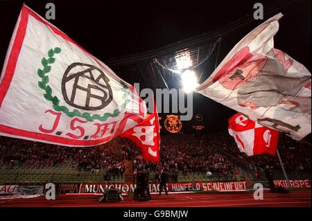 Football - Ligue des champions de l'UEFA - deuxième étape finale - Bayern Munich / Porto.Les fans du Bayern Munich agitant d'énormes drapeaux Banque D'Images