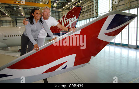 L'entrepreneur de Virgin Atlantic, Sir Richard Branson et Dame Kelly Holmes, désormais entraîneur d'athlétisme, sur l'aile d'un Virgin Airbus dans un hangar à l'aéroport d'Heathrow, après que la compagnie aérienne a annoncé qu'elle s'est associée à UK Sport pour lancer « Flying Start », Un programme offrant une gamme d'avantages de voyage à 450 des meilleurs athlètes de Grande-Bretagne. Banque D'Images