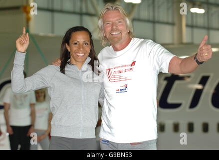 L'entrepreneur de Virgin Atlantic, Sir Richard Branson et Dame Kelly Holmes, désormais entraîneur d'athlétisme, sur l'aile d'un Virgin Airbus dans un hangar à l'aéroport d'Heathrow, après que la compagnie aérienne a annoncé qu'elle s'est associée à UK Sport pour lancer « Flying Start », Un programme offrant une gamme d'avantages de voyage à 450 des meilleurs athlètes de Grande-Bretagne. Banque D'Images