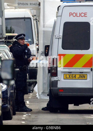 Un policier fait une pause sur Lansdown Road, à Forest Gate, dans l'est de Londres, sur la scène d'une fusillade dans les premières heures de ce matin. Banque D'Images