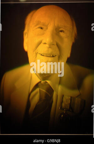 Un hologramme de la Grande-Bretagne, l'homme le plus ancien et dernier survivant de la bataille du Jutland Henry Allingham, 109 ans lors du lancement de l'exposition, fantômes du Jutland à bord du HMS Belfast, au centre de Londres. Banque D'Images