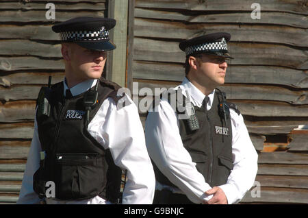 La police poursuit une fouille de la maison visée par un raid armé, qui a entraîné l'arrestation d'un homme par balle en vertu de la loi sur le terrorisme, à Forest Gate, dans l'est de Londres. APPUYEZ SUR ASSOCIATION photo. Date de la photo: Samedi 3 juin 2006. Le suspect blessé, 23 ans, qui se remet à l'hôpital, et son frère de 20 ans ont été arrêtés après le raid qui a eu lieu hier matin. APPUYEZ SUR ASSOCIATION PHOTO. Le crédit photo devrait se lire: Johnny Green/PA Banque D'Images