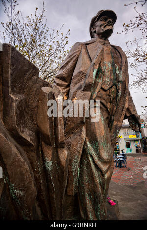 Une sculpture de bronze de 16 pieds de révolutionnaire communiste Vladimir Lénine situé dans le quartier de Fremont de Seattle, Washington. Initialement installés dans la Tchécoslovaquie en 1988, la sculpture a été supprimé après la Révolution de Velours et ensuite achetés et portés à l'United States. Banque D'Images