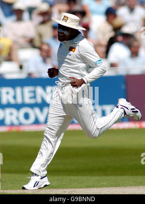 Au Sri Lanka, le Mahela Jayawardene célèbre l'obtention du cricket au large de l'Angleterre Andrew Flintox Banque D'Images