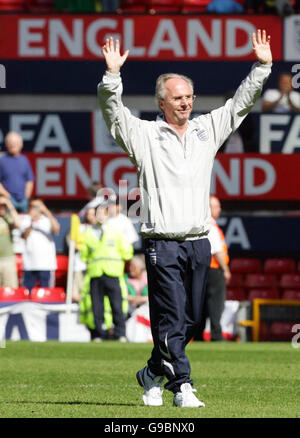 Sven-Goran Eriksson, directeur de l'Angleterre, après l'internationale amicale contre la Jamaïque à Old Trafford, Manchester. Banque D'Images