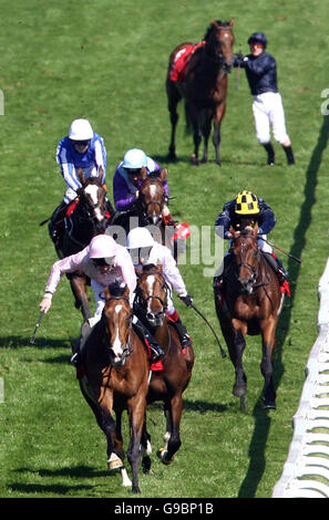 Sir Percy et le jockey Martin Dwyer (à droite) et Dylan Thomas et le jockey Johnny Murtagh (à gauche) font la course jusqu'à la ligne d'arrivée alors que Kieren Fallon et Horatio Nelson sont tirés en arrière-plan pendant le Derby Vodafone 2006 à Epsom. Banque D'Images