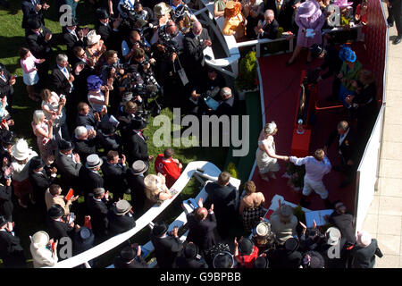 Les racegoers attendent l'arrivée du jockey Martin Dwyer dans le Les gagnants se sont enclos après sa victoire sur Sir Percy dans le Vodafone Derby Banque D'Images