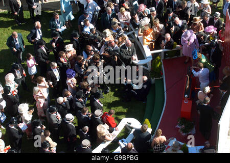 Les racegoers attendent l'arrivée du jockey Martin Dwyer dans le Les gagnants se sont enclos après sa victoire sur Sir Percy dans le Vodafone Derby Banque D'Images