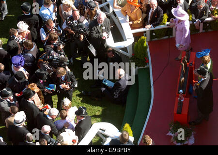 Les racegoers attendent l'arrivée du jockey Martin Dwyer dans le Les gagnants se sont enclos après sa victoire sur Sir Percy dans le Vodafone Derby Banque D'Images