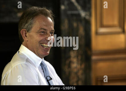 Le Premier ministre britannique Tony Blair rit avant une interview, qui sera diffusée sur le Web, dans sa résidence officielle au 10 Downing Street, dans le centre de Londres. Banque D'Images