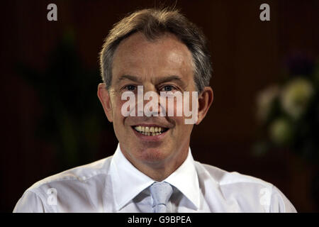 Le Premier ministre britannique Tony Blair rit avant une interview, qui sera diffusée sur le Web, dans sa résidence officielle au 10 Downing Street, dans le centre de Londres. Banque D'Images