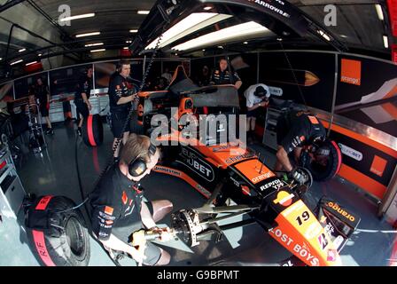 Jos Verstappen attend dans le garage Arrows pendant les qualifications Banque D'Images