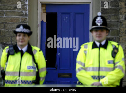 Des policiers se tiennent devant une maison sur la place de Hanovre, à Bradford, à la suite de l'arrestation d'un homme de 21 ans, Bradford, qui a été détenu en vertu de la loi sur le terrorisme après avoir été arrêté à l'aéroport de Manchester. Banque D'Images
