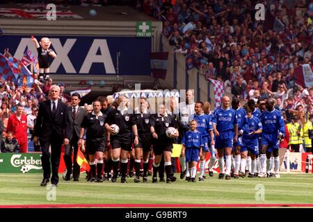 Football - coupe AXA FA - finale - Chelsea / Aston Villa.Les deux équipes sortent à Wembley pour la dernière finale de la coupe FA à y jouer Banque D'Images