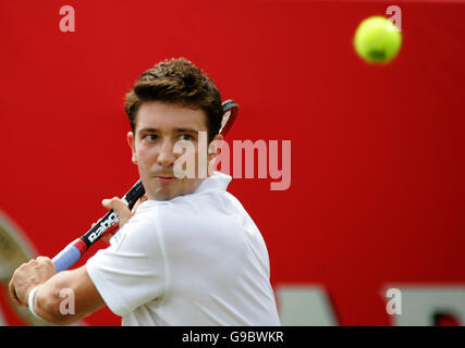 Alex Bogdanovic, de Grande-Bretagne, en action contre Dmitry Tursunov, de Russie Banque D'Images