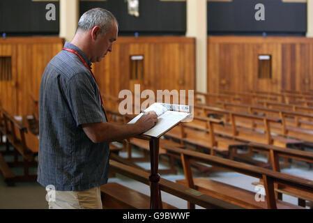 Les membres du public signer un livre de condoléances à l'église Notre Dame de Consolation dans Donnycarney, Co Dublin, où les funérailles auront lieu le vendredi de l'ancien Taioseach Charles Haughey. Banque D'Images