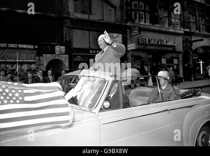 Debout dans la Rolls-Royce ouverte, le président américain Dwight D Eisenhower se rend aux personnes qui applaudissent la Fleet Street alors qu'il se rendit avec Harold MacMillan à la cathédrale St Paul, pour une visite à la Chapelle du Mémorial américain. Banque D'Images