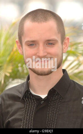 SORTIE AP.Elijah Wood assiste à un photocall pour son nouveau film 'Paris Je T'aime' au Palais du Festival de Cannes, France. Banque D'Images