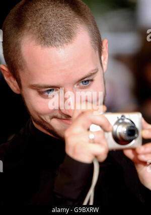 AP OUT Elijah Wood arrive à la première de 'Paris, Je T'aime' au Palais du Festival pendant le 59ème Festival de Cannes, France. Banque D'Images