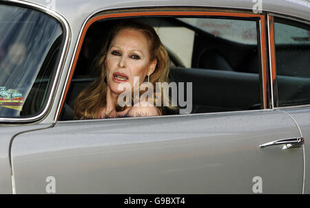 Ursula Andress arrive dans l'original James Bond Aston Martin DB5 de 'Goldfinger' au Royal Yacht Britannia à Édimbourg pour célébrer son anniversaire. Cette occasion marque également l'opnissement du consulat général de Suisse à Édimbourg. Banque D'Images