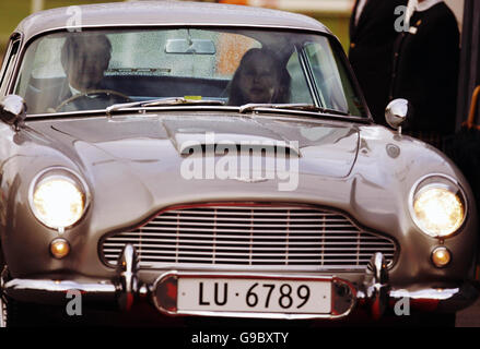 Ursula Andress arrive dans l'original James Bond Aston Martin DB5 de 'Goldfinger' au Royal Yacht Britannia à Édimbourg pour célébrer son anniversaire. Cette occasion marque également l'opnissement du consulat général de Suisse à Édimbourg. Banque D'Images