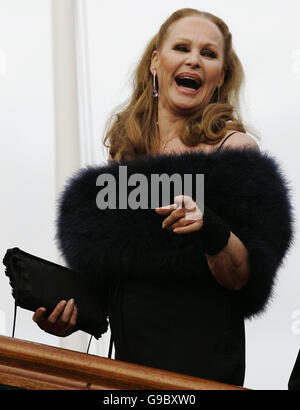 Ursula Andress après son arrivée dans l'original James Bond Aston Martin DB5 de 'Goldfinger' au yacht royal Britannia à Édimbourg pour célébrer son anniversaire. Cette occasion marque également l'opnissement du consulat général de Suisse à Édimbourg. Banque D'Images