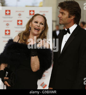 Ursula Andress et ancien partenaire Harry Hamlin après son arrivée dans le premier James Bond Aston Martin DB5 de 'Goldfinger' au Royal Yacht Britannia à Édimbourg pour célébrer son anniversaire. L'occasion marque aussi la opneing du consulat général de Suisse à Edimbourg. Le jeudi 18 mai 2006. PA Andrew Milligan Banque D'Images